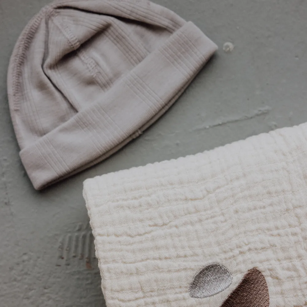 Gift box Atelier An.nur x Tothemoon - For newborns - Beanie & swaddle