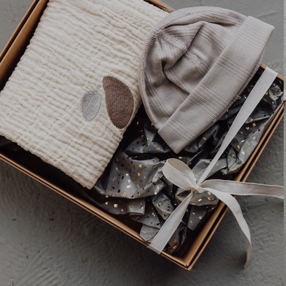 Gift box Atelier An.nur x Tothemoon - For newborns - Beanie & swaddle